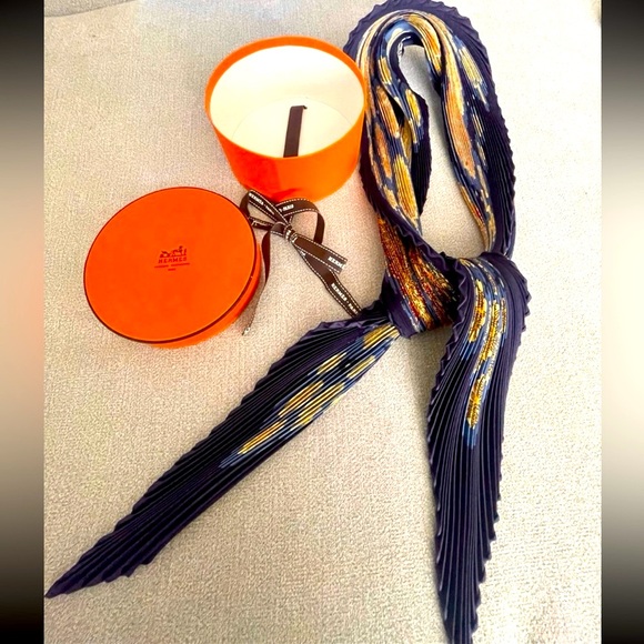Authentic New HERMES Pleated Scarf - Picture 3 of 11